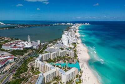 contenedores de basura cancun vista desde el cielo de una playa de cancun