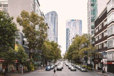 contenedores de basura cdmx vista edificios y avenida