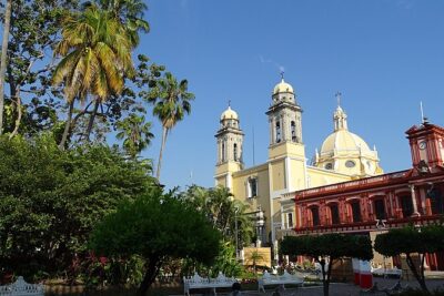 contenedores de basura colima plaza con edificio historico al fondo