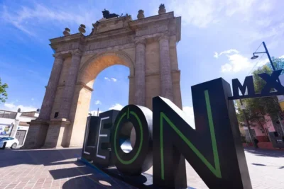 contenedores de basura leon gto nombre de leon en primer plano puestas en una plaza delante de un arco historico