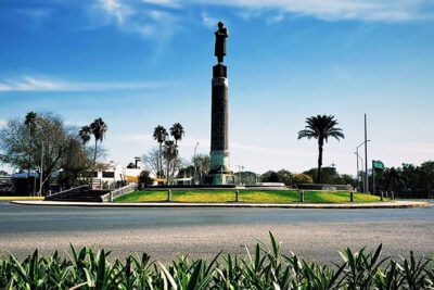 contenedores de basura nuevo laredo plaza con estatua en medio