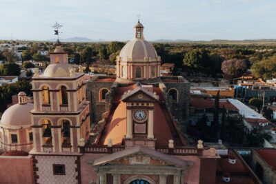 contenedores de basura queretaro edificio historico de ciudad de queretaro