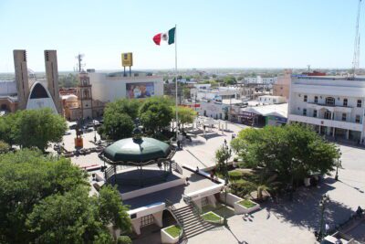 contenedores de basura reynosa plaza con arboles y edificios oficiales