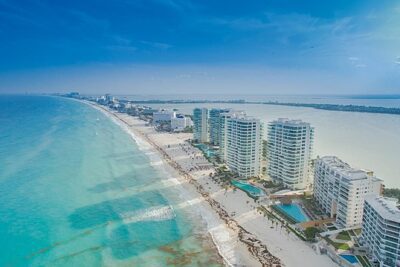 recoleccion basura cancun playa con edificios vista desde arriba