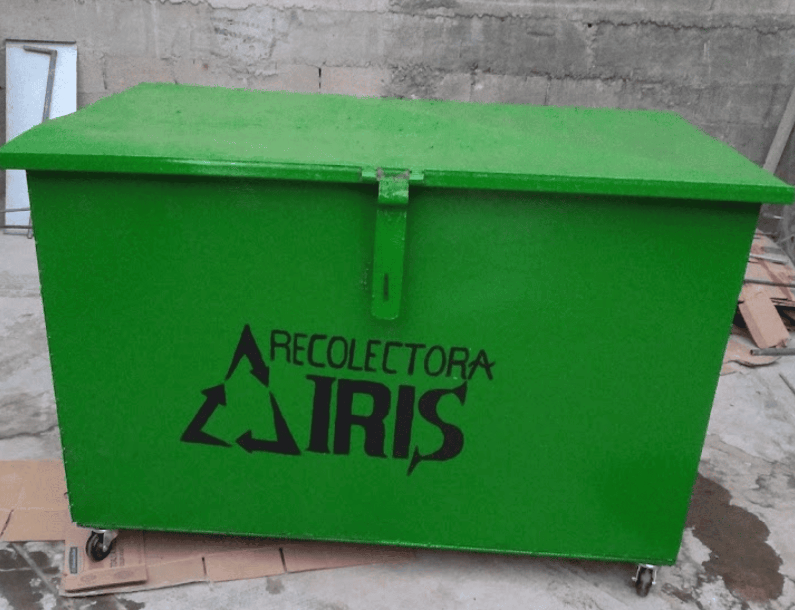 recoleccion basura tijuana contenedor basura con logo iris