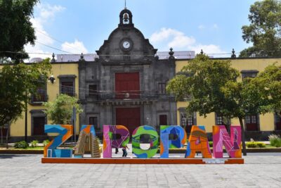 recoleccion basura zapopan plaza ciudad con letrero en medio de zapopan